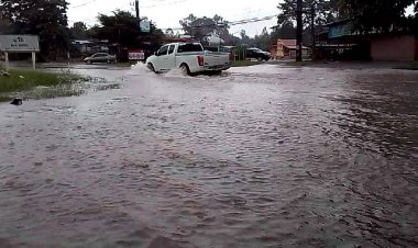 ฝนกระหน่ำทั้งคืนยาวจรดเกือบเที่ยงวันน้ำท่วมถนนสาย 33 ยาว 200 เมตร    ขณะระดับน้ำในแม่น้ำปราจีนบุรีพบขึ้นปริ่มระดับตลิ่ง