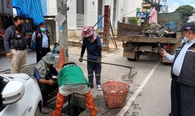 ทน.แม่สอด ขุดลอกท่อระบายน้ำในตัวเมืองแม่สอด เตรียมพร้อมรับสถาณการณ์ฝนตกหนัก ป้องกันน้ำท่วมขัง