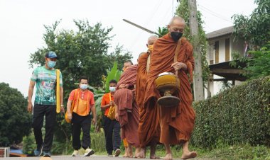 “นายกต้อน” กับบทบาท "ขะโยม วัด"   ทำหน้าที่เด็กวัด เดินตาม ทุกวันพระ