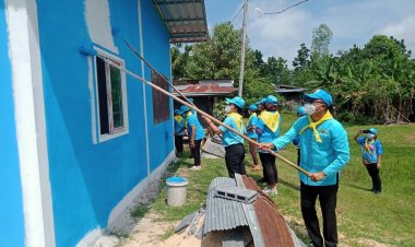 นายอำเภอโพธิ์ศรีสุวรรณ นำจิตอาสาพระราชมาน ทาสีบ้านให้แก่คนัวเรือนยากจน