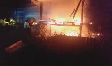 ระทึก!!ชายอยู่บ้านเพียงลำพังหนีตาย ไฟวอดบ้านทั้งหลังกลางดึก เพื่อนบ้านช่วยชายไว้ได้ทัน