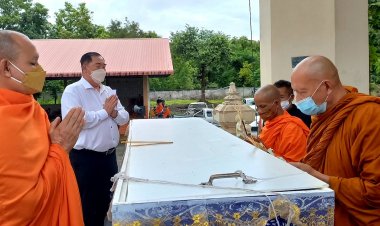 "นายกเคี้ยง-รองเอิร์ธ" ทอดผ้าไตรเอก ไตรบังสกุล งานฌาปนกิจศพ  นักธุรกิจ ชาว ต.แม่กุ