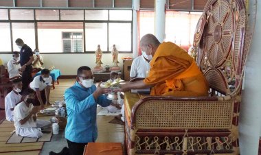นายอำเภอโพธิ์ศรีสุวรรณ นำพุทธสานิกชนชาวตำบลเสียว ร่วมทำบุญมหาสังฆทาน