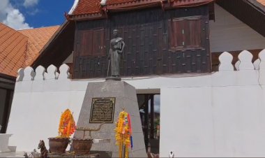 หนุ่มคลั่งยาบ้าทำร้ายพ่อแม่ก่อนแก้ผ้าวิ่งรอบหมู่บ้าน-ปีนรูปหล่อย่าโม