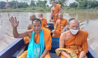 ตนแลเป็นที่พึ่งแห่งตน…น้ำท่วมวัดตะกู อ.บางบาล เจ้าอาวาสต้องขับเรือพาพระสงฆ์เข้าออกวัด