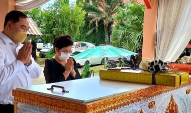 "นายกเคี้ยง" ผอ.สพป เขต. 2 " ทอดผ้าไตรเอก ไตรบังสกุล งานฌาปนกิจศพ