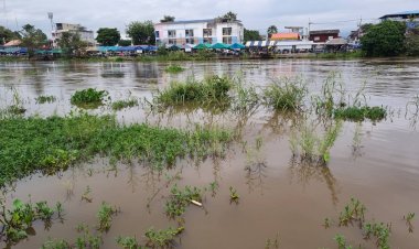 ชาวกบินทร์บุรีอพยพสิ่งหนีน้ำขึ้นบ้านชั้น 2 หลังต้นน้ำแม่น้ำปราจีนฯเอ่อท่วมขยายวงกว้าง