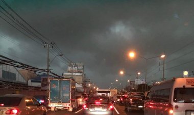 เปิดคลิประทึก!ฟ้ามืดตอนเช้าก่อนฝนตกหนัก จยย.พุ่งชนท้ายกันเองเกือบบัสทับหัว