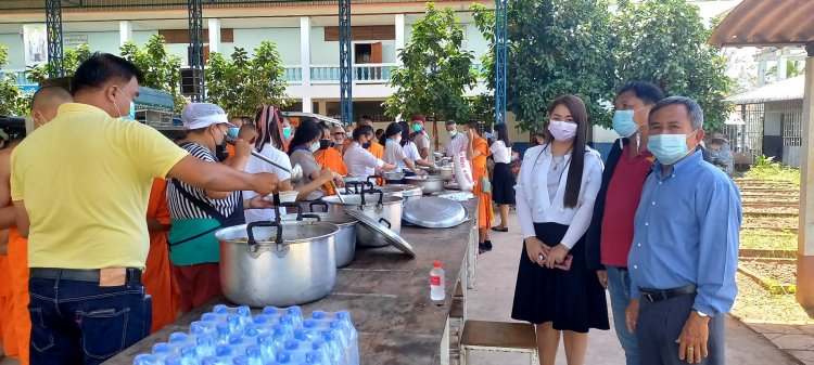 "ผู้ใหญ่หมี แม่สอด" เลี้ยงอาหาร  นักเรียน โรงเรียนธรรมวัตรวิทยา บ้างค้างภิบาล