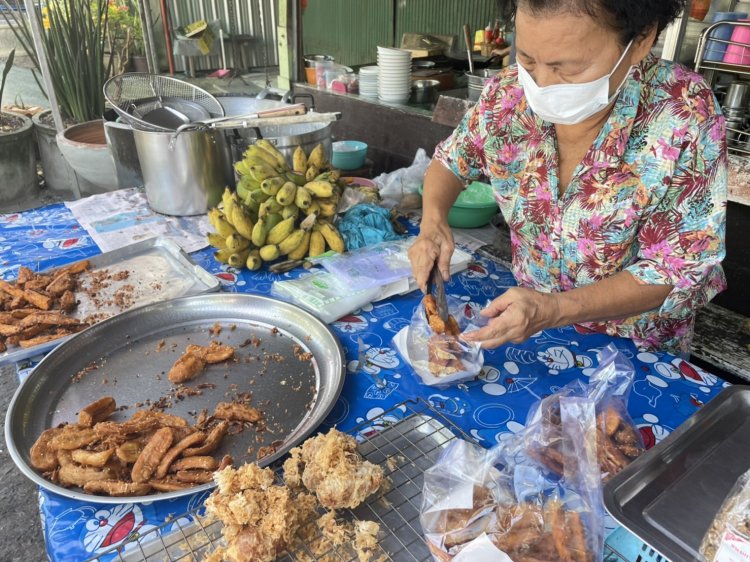 ร้านป้าแล่มกล้วยทอดคลอง 9 สูตรเด็ดนาน 30 กว่าปีคนแห่ซื้อหมดก่อนเที่ยงวัน