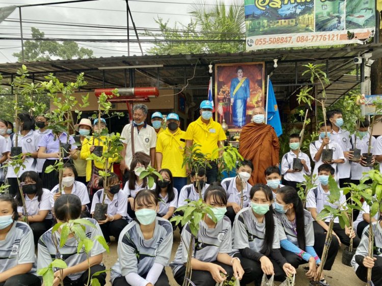 "ผู้ใหญ่หมี แม่สอด" นำชาวบ้านจิตอาสาปลูกต้นไม้ วันแม่แห่งชาติ