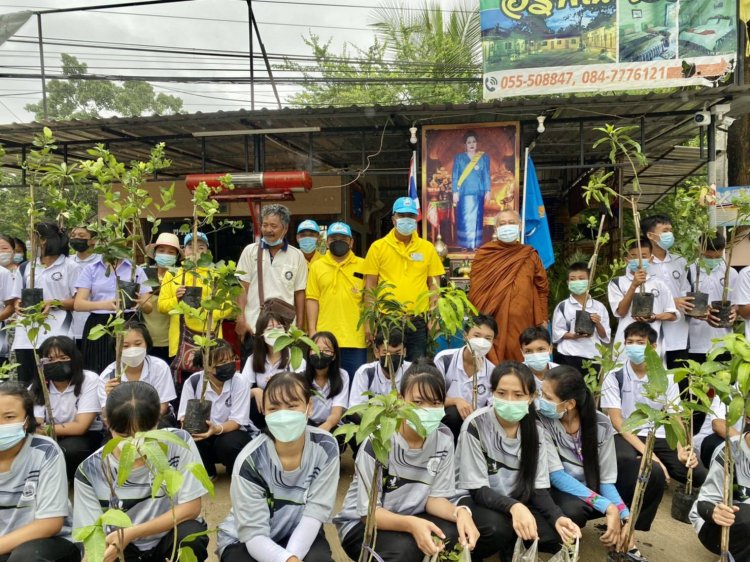 "ผู้ใหญ่หมี แม่สอด"  นำชาวบ้านจิตอาสาปลูกต้นไม้ วันแม่แห่งชาติ