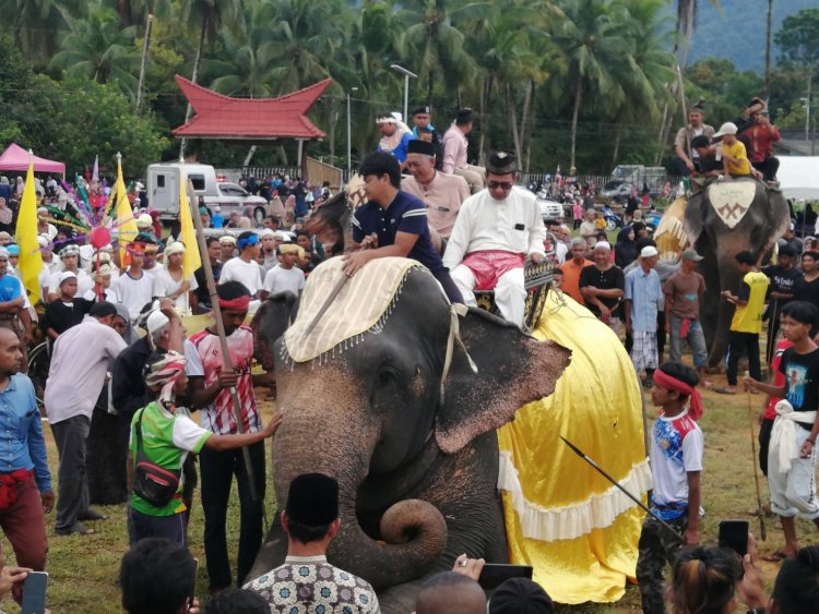 ตำบลสากอจัดขบวนแห่ช้างอย่างยิ่งใหญ่ ในกิจกรรมตาดีกาบ้านตือระต้อนรับปีใหม่ฮิจเราะห์ศักราช 1444