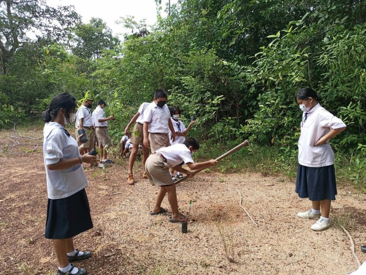 นายอำเภอโพธิ์ศรีสุวรรณ  นำจิตอาสาพระราชทาน  ปลูกต้นไม้ เฉลิมพระเกียร