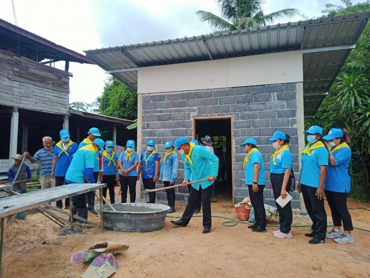 นายอำเภอโพธิ์ศรีสุวรรณ นำจิตอาสา สร้างซ่อมแซมบ้านให้กับครอบครัวบ้านให้กับครัวเรือนยากจน