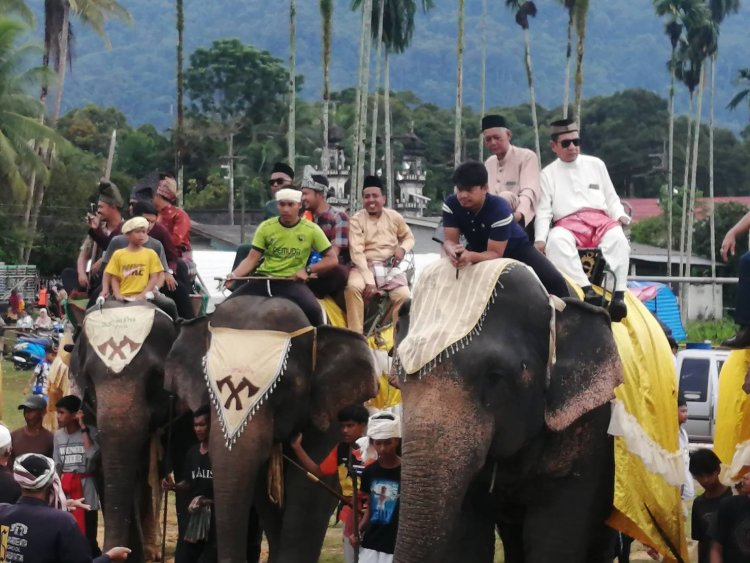 ตำบลสากอจัดขบวนแห่ช้างอย่างยิ่งในกิจกรรมตาดีกาบ้านตือระต้อนรับปีใหม่ฮิจเราะห์ศักราช 1444