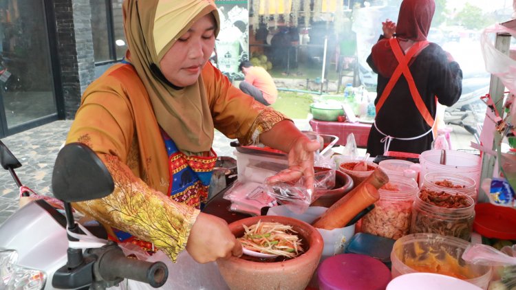 พลิกชีวิต ปังสุดๆ ยำข้าวทอดแหนมคลุก ชัยภูมิมุสลิมอีสานแท้ นราธิวาส