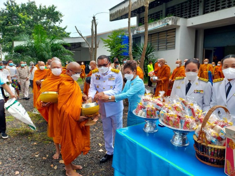 อำเภอโพธิ์ศรีสุวรรณ  ทำบุญตักบาตร​ (ข้าวสารอาหารแห้ง) ถวายพระราชกุศล