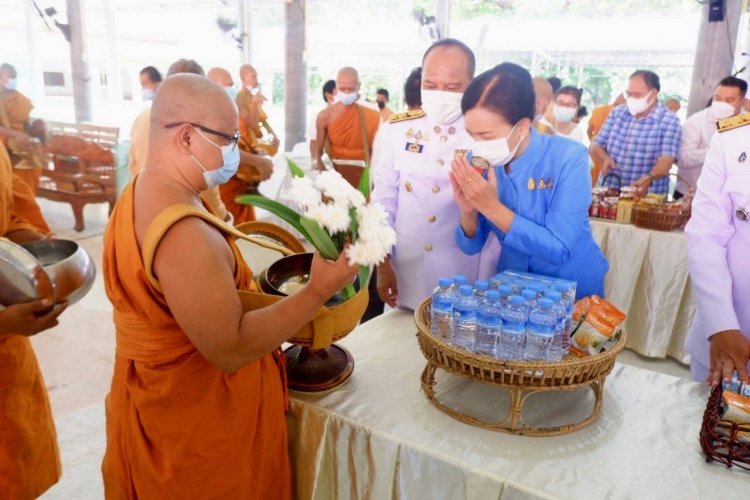 พสกนิกรชาวอำเภอขุนหาญ ร่วมพิธีทำบุญตักบาตร และพิธีแสดงธรรมเทศนาบทพระธรรมเทศนาเฉลิมพระธรรมบารมี