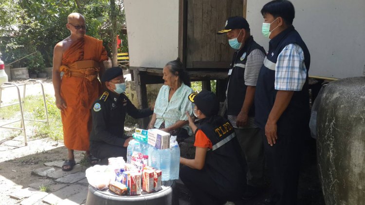 ประธานสสท.จังหวัดอุทัยธานี พร้อมสมาชิกสสท.อุทัยธานี ได้มอบข้าวของอาหารแห้งให้กับผู้ยากไร้และรายได้น้อย