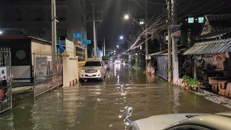 น้ำทะเลหนุนสูงประตูระบายน้ำพังชาวบางปูรับกรรมน้ำทะลักเข้าท่วมบ้านกว่า 10 หลัง