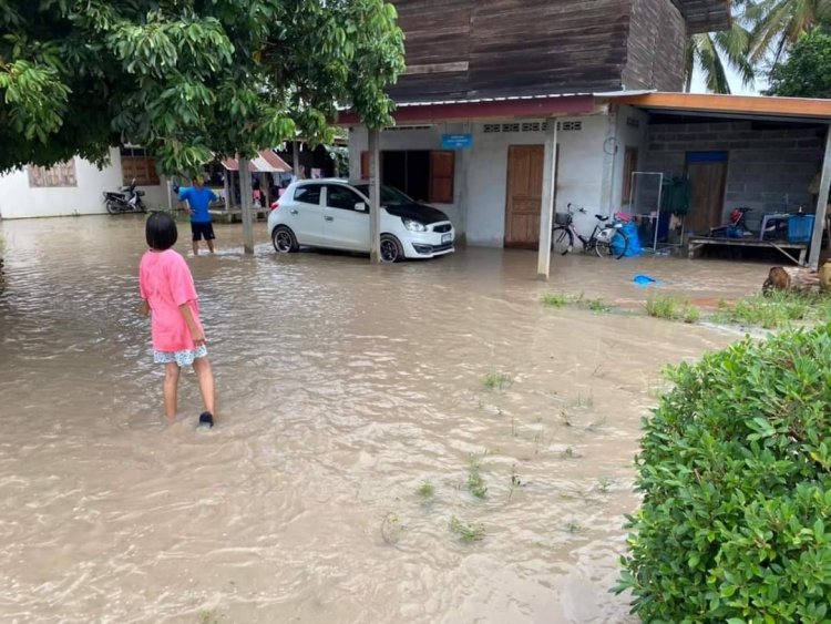 น้ำป่าชายแดนศรีสะเกษไหลท่วมบ้านเรือน นาข้าวเป็นทะเลและโรงเรียน