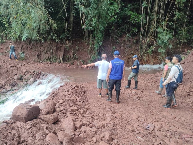 เร่งช่วยเหลือหมู่บ้านห้วยโทน ถนนถูกตัดขาดเนื่องจากน้ำป่ากัดเซาะ