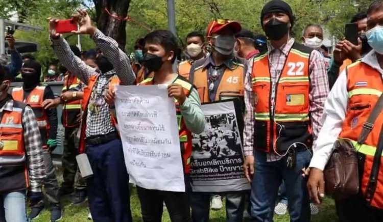 กลุ่มวินจยย.นับ100 บุกกระทรวงคมนาคม ทวงถามคืบหน้าปิด แอปGrab