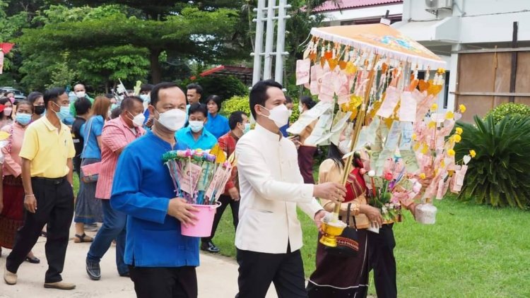 อำเภอเมืองจันทร์ จัดพิธีทอดผ้าป่าแก้จนคนเมืองจันทร์ รายได้ซ่อมแซมบ้านผู้ยากไร้