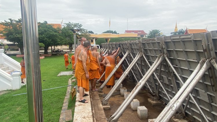 พระสงฆ์สนธิกำลังทหาร ช่วยกันยกตั้งแนวเขื่อนป้องกันน้ำท่วม หน้าวัดกษัตราธิราชวรวิหาร