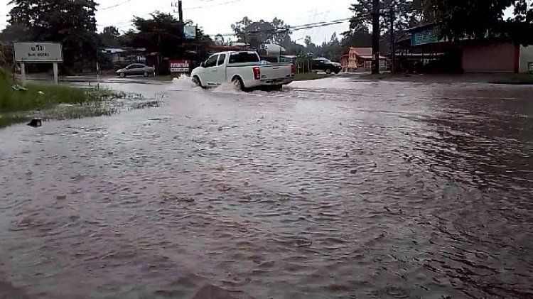 ฝนกระหน่ำทั้งคืนยาวจรดเกือบเที่ยงวันน้ำท่วมถนนสาย 33 ยาว 200 เมตร    ขณะระดับน้ำในแม่น้ำปราจีนบุรีพบขึ้นปริ่มระดับตลิ่ง