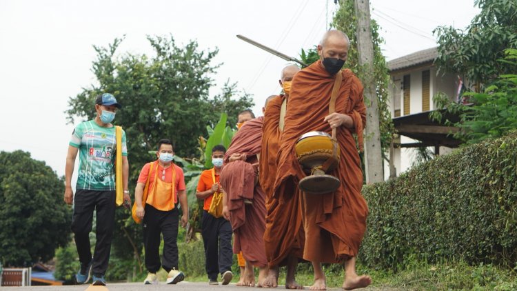 “นายกต้อน” กับบทบาท "ขะโยม วัด"   ทำหน้าที่เด็กวัด เดินตาม ทุกวันพระ