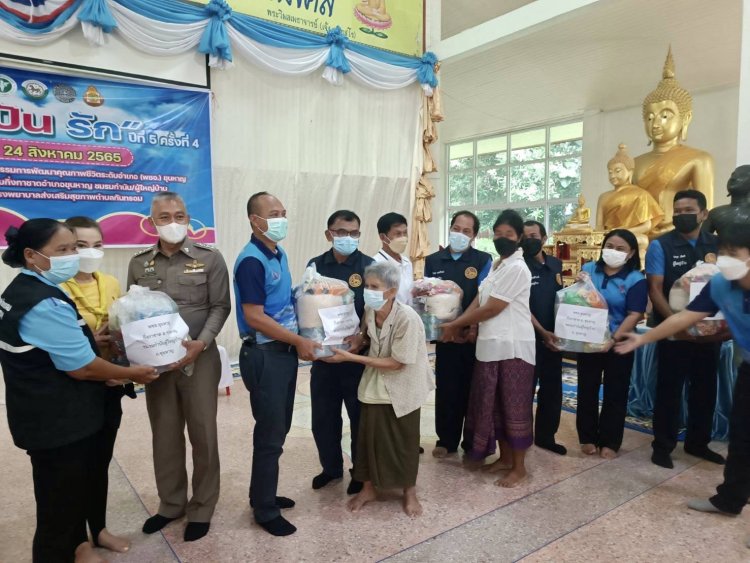 ขุนหาญ จัดขบวน ปั่น ปันรักไปมอบทุนการศึกษา เยี่ยมยามถามไถ่ สารทุกข์ สุกดิบผู้ป่ายติดเตียง