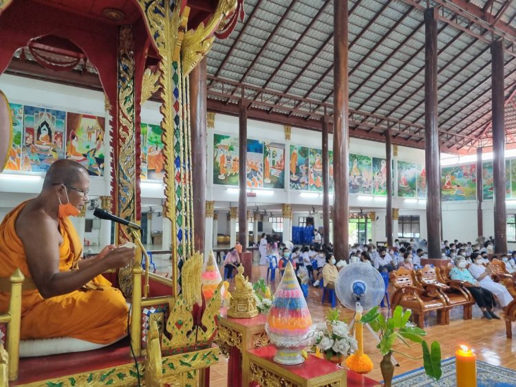 วันพระโรงเรียน 2 สังกัด ทั้งเทศบาล – สังกัดเอกชน ดังพานักเรียนเข้าวัดทำบุญ-ฟังธรรม