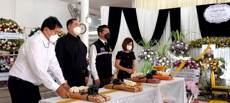 "ผู้พิพากษา-นายกเคี้ยง-รองเอิร์ธ" ทอดผ้าไตรเอก ไตรบังสกุล งานฌาปนกิจศพ "คุณพ่อพุต อินต๊ะ"
