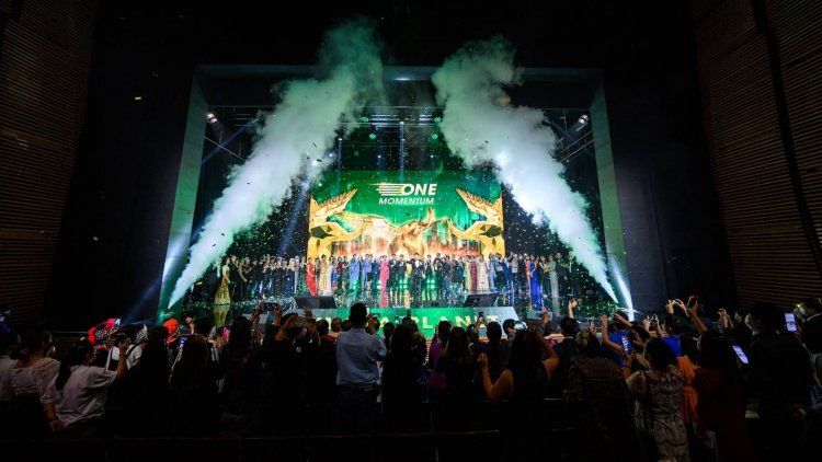 ไอยราแพลนเน็ต จัดงาน ONE MOMENTUM 2022 ประดับเข็มคุณวุฒิเชิดชูเกียรตินักธุรกิจไอยรากว่า 200 รหัส