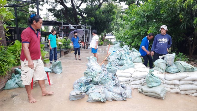 ชาวบ้านชุมชนวัดศาลาลี- วัดตึก-วัดค้าวคาว กว่า 3,000 หลังคาเรือนยกของขึ้นที่สูงหวั่นน้ำท่วมหนัก