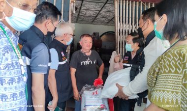 "ลุงชา" คนสู้ชีวิต และมีบุตรที่พิการ  รับมอบ ถุงยังชีพจาก ทน.แม่สอด