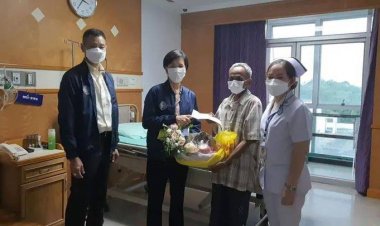 ตัวแทนรัฐบาลเข้าเยี่ยมให้กำลังใจป้าประทุม เหยื่อกับระเบิดในสวนยาง