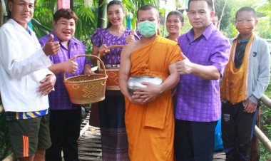 อุ้มผางจัดงาน สืบสานศาสนา วัฒนธรรม ประเพณี "ตักบาตรเทโวโรหณะ" ยิ่งใหญ่  ในรอบ 100 ปี