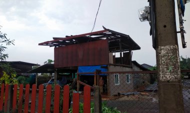 หนักสุดรอบ 10 ปี!พายุฝนถล่มเสิงสาง ลมหอบบ้านเรือนพังกว่า 40 หลัง