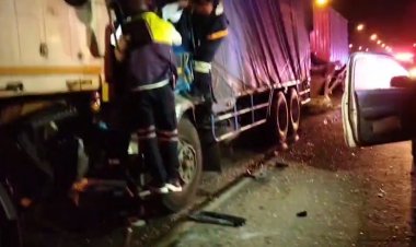 คนขับรถบรรทุกวูบพุ่งชนท้ายสิบล้อกลางแยกไฟแดงบาดเจ็บสาหัส