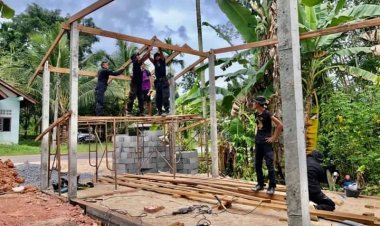 หน่วยเฉพาะกิจกรมทหารพรานที่ 44นำกำลังช่วยสร้างบ้านให้คนจนในทุ่งยางแดงปัตตานี