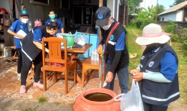 อสม.ชุมชนมณีไพรสณฑ์ลุยทำลายแหล่งลูกน้ำยุงลายป้องกันไข้เลือดออกระบาด