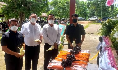 " สส.ปั้น"-"นายกเคี้ยง" ร่วมทอดผ้าไตรบังสกุลงานฌาปนกิจศพ "นายกเรือง อบต.แม่จะเรา "