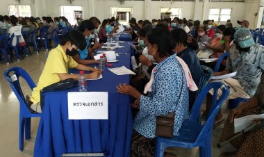 คนจนทั้งอำเภอ!ชาวพิมายแห่ลงทะเบียนบัตรสวัสดิการแห่งรัฐเนืองแน่น