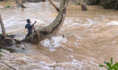 ระทึก พ่อแม่ลูกขับรถจักรยานยนต์ข้ามฝายน้ำล้น กระแสน้ำแรงพัดจมใต้น้ำ แม่กอดลูกแน่นไม่ยอมปล่อย ลอยคอไปตามน้ำกว่า 100 เมตร จึงเกาะตลิ่งได้ รอดหวุดหวิด