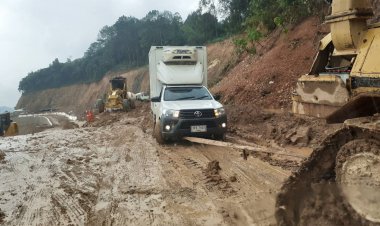 อุ้มผางอ่วม!ฝนถล่ม ดินสไลด์จากภูเขา ทับเส้นทาง  พบพระ-อุ้มผาง