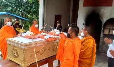 "นายกเคี้ยง" ร่วมทอดผ้าไตรเอกบังสกุล งานฌาปนกิจศพ "พ่อหลวงสุนทร"