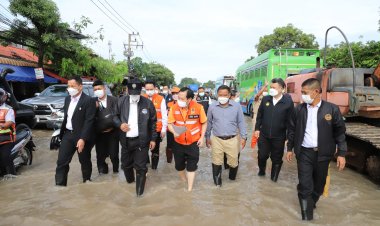 มท.1ลงพื้นที่ตรวจติดตามน้ำท่วมและการให้ความช่วยเหลือประชาชนใน จ.ปทุมธานี